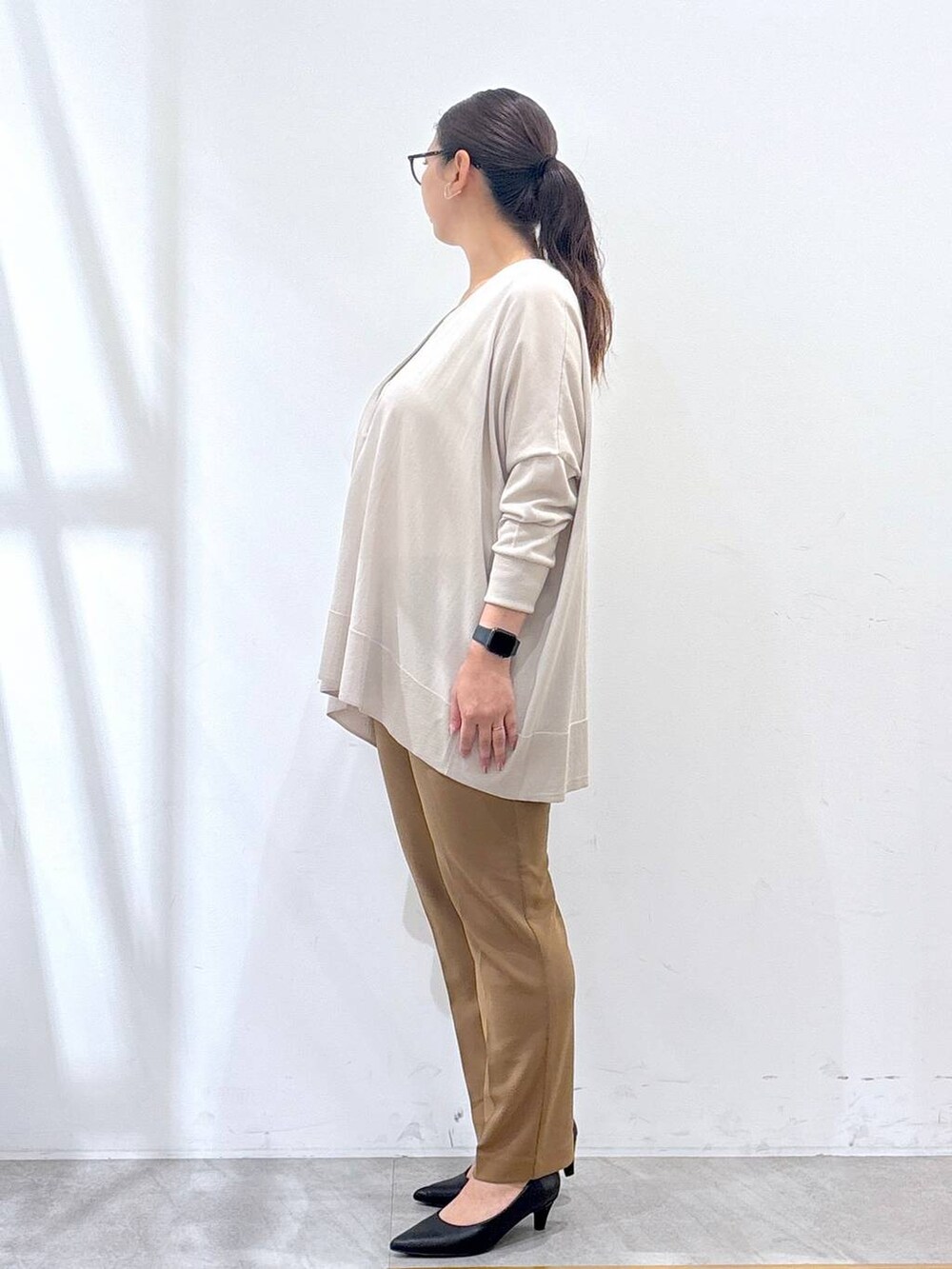 ブラック系のパンプス、ベージュ系のカーディガン/ボレロ、イエロー系のその他パンツを着用したレディースの秋コーディネートの3枚目の写真