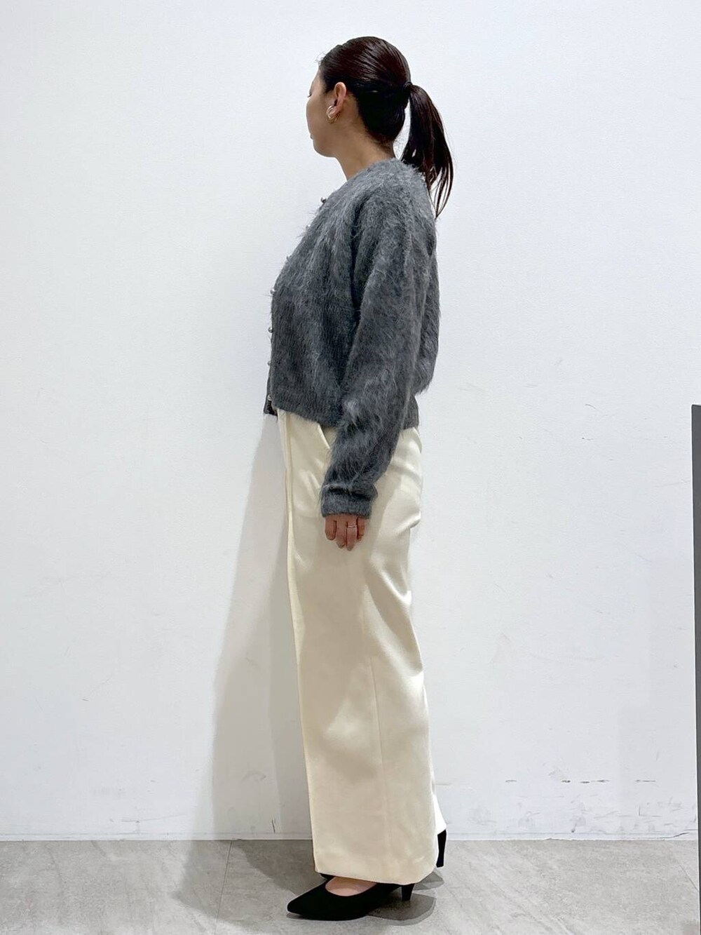 ホワイト系のその他パンツ、ホワイト系のその他パンツ、グレー系のカーディガン/ボレロを着用したレディースの冬コーディネートの3枚目の写真