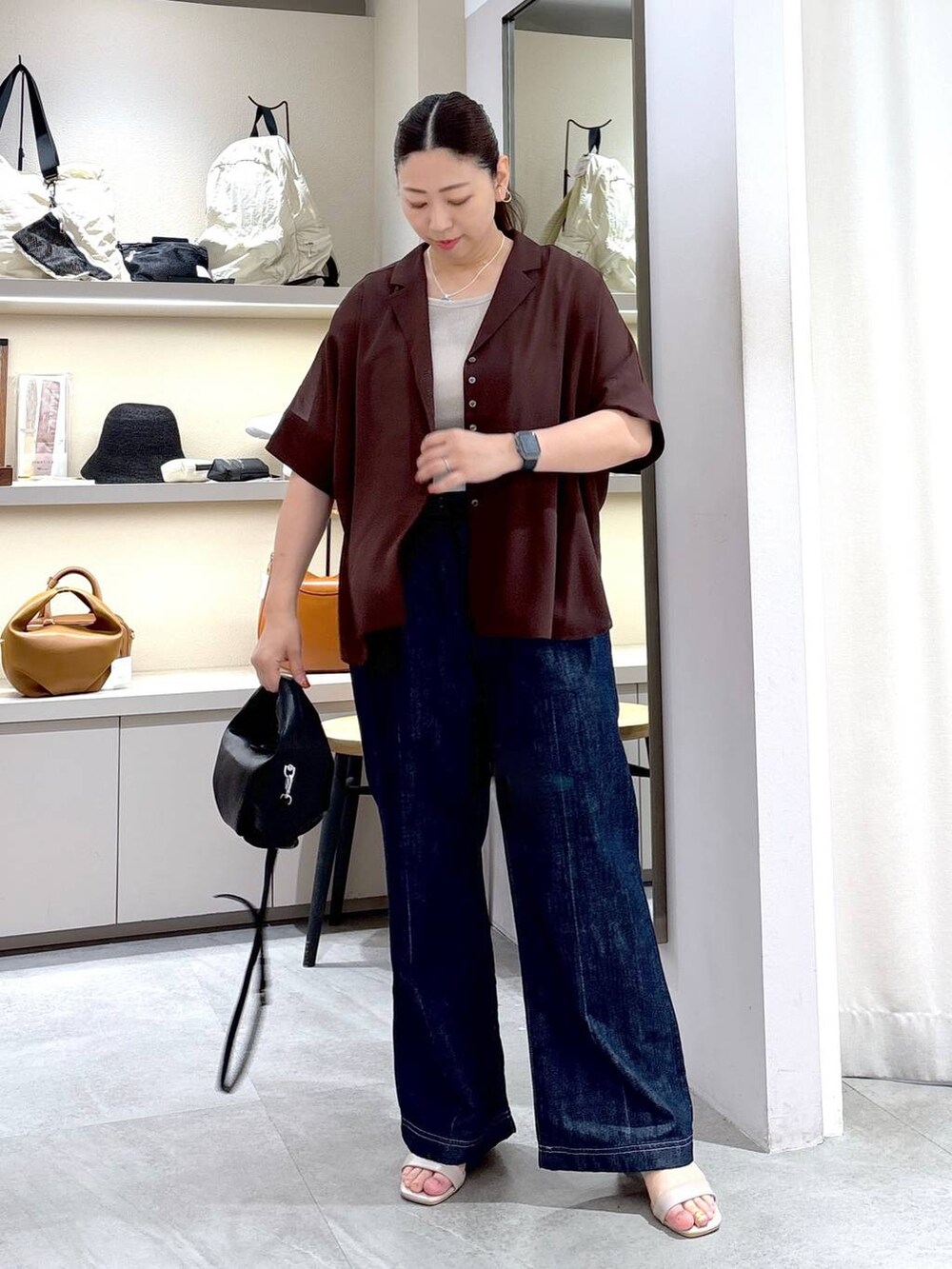 ベージュ系のTシャツ/カットソー、ブルー系のデニムパンツ、シルバー系のネックレスを着用したレディースの夏コーディネートの6枚目の写真