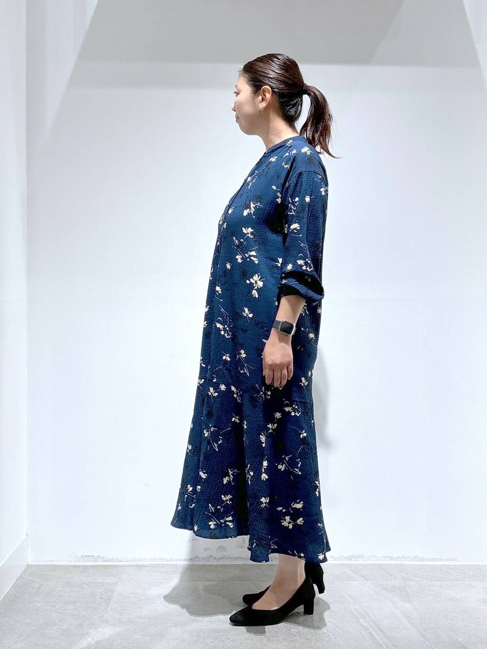 ブラック系のハンドバッグ、ブラック系のパンプスを着用したレディースの秋コーディネートの3枚目の写真