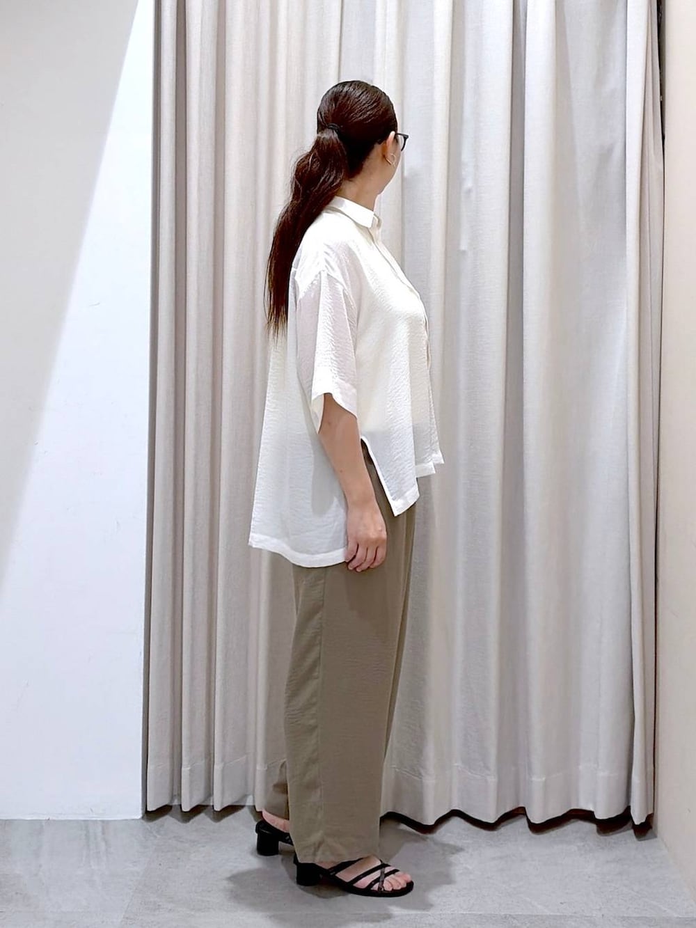グリーン系のその他パンツ、ブラック系のサンダル、ブラック系のかごバッグを着用したレディースの夏コーディネートの5枚目の写真