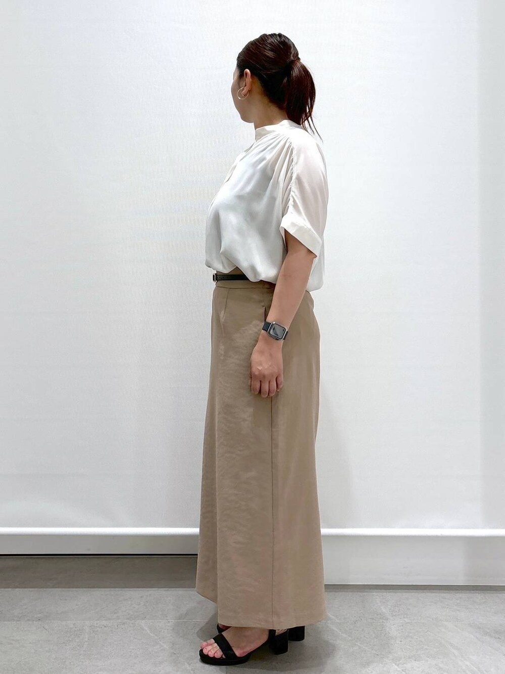 ブラック系のカーディガン/ボレロ、ホワイト系のシャツ/ブラウス、ブラック系のハンドバッグを着用したレディースの夏コーディネートの3枚目の写真