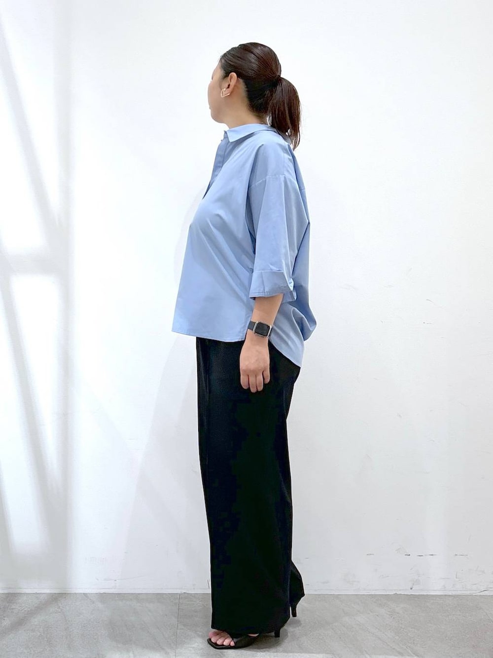 ブラック系のトートバッグ、ブラック系のその他パンツ、ブラック系のその他パンツを着用したレディースの秋コーディネートの3枚目の写真