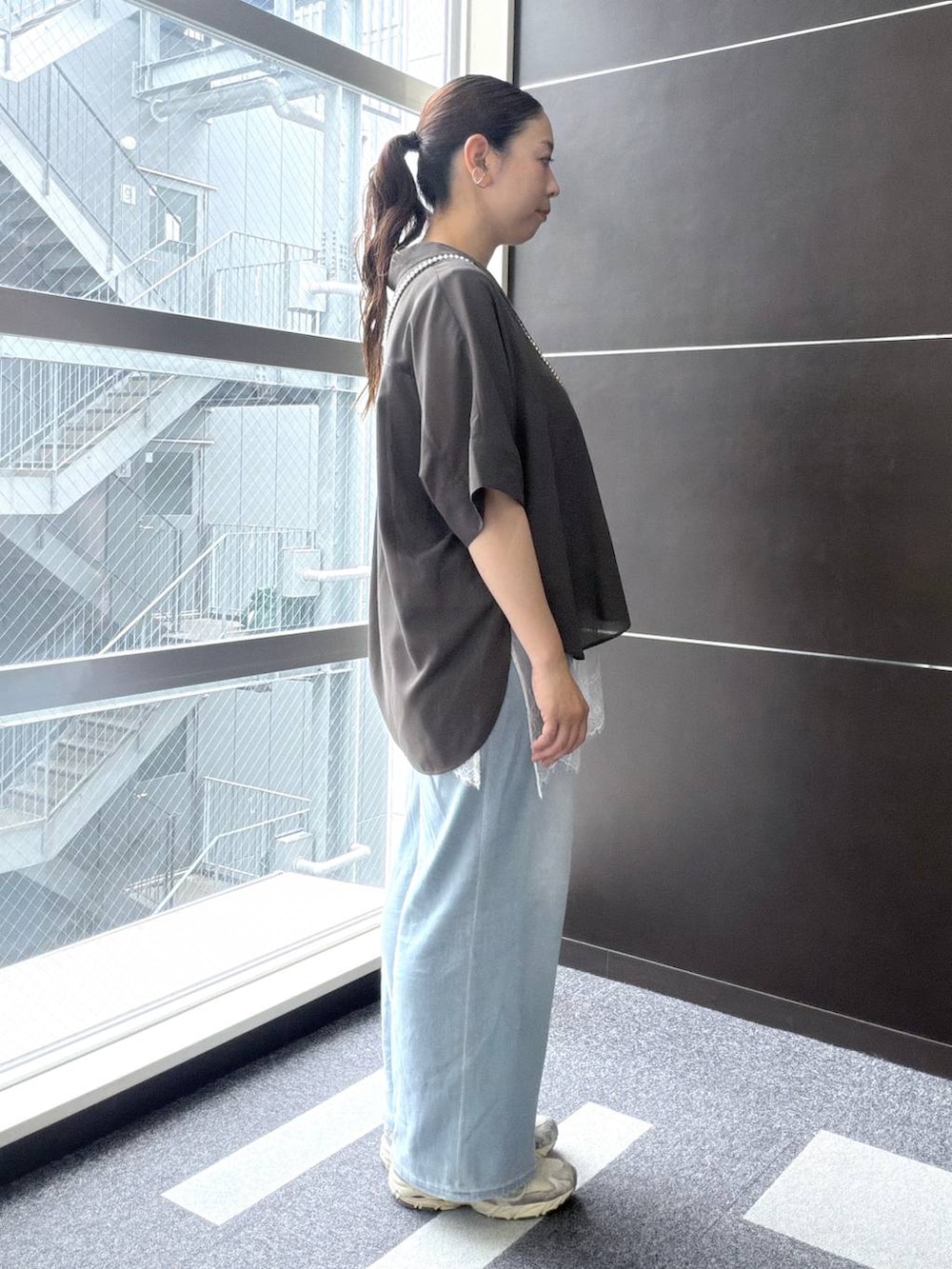 グレー系のシャツ/ブラウス、ブルー系のデニムパンツ、ホワイト系のTシャツ/カットソーを着用したレディースの夏コーディネートの5枚目の写真