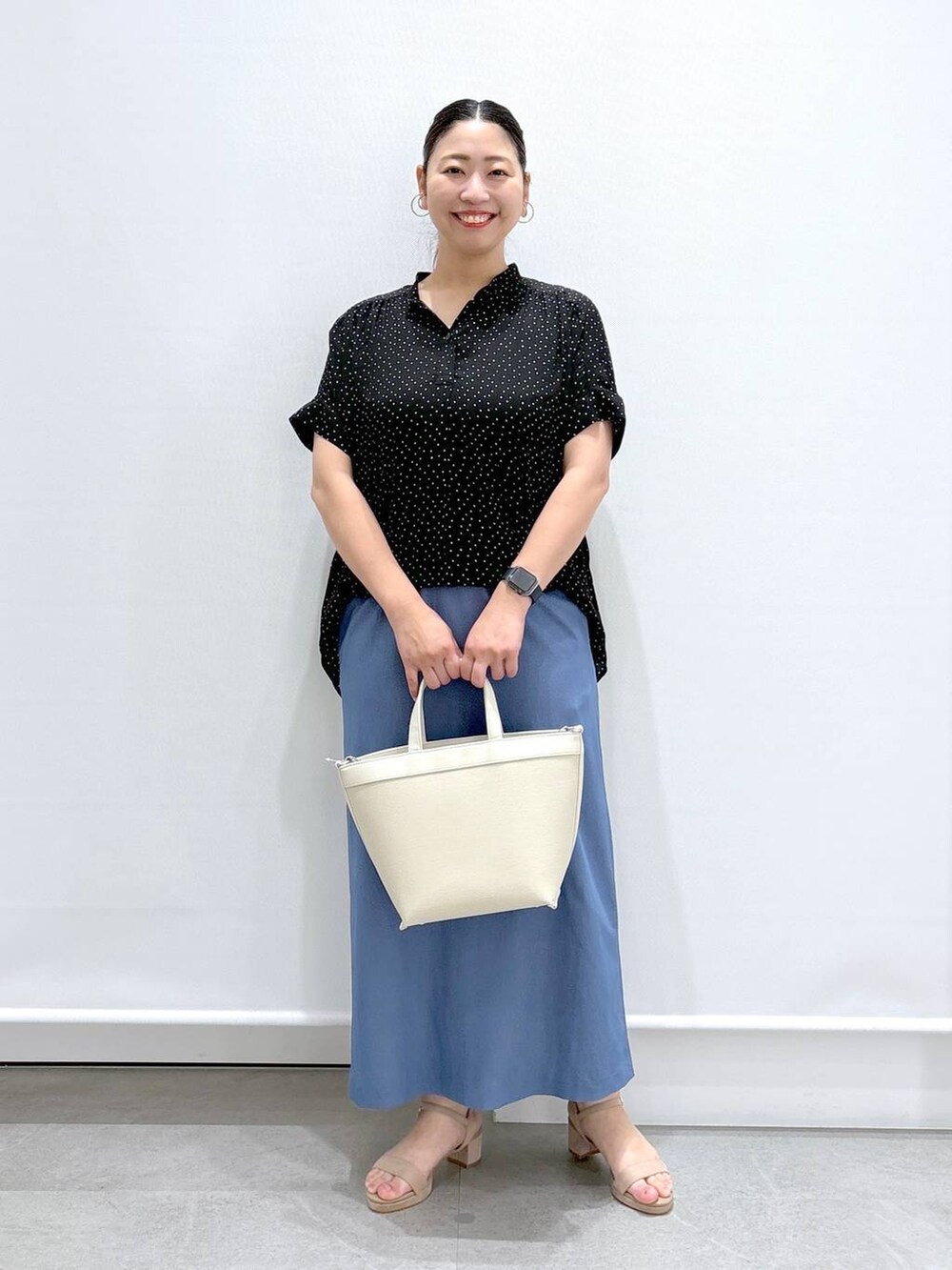 ホワイト系のトートバッグ、ブラック系のシャツ/ブラウス、ベージュ系のサンダルを着用したレディースの夏コーディネートの2枚目の写真