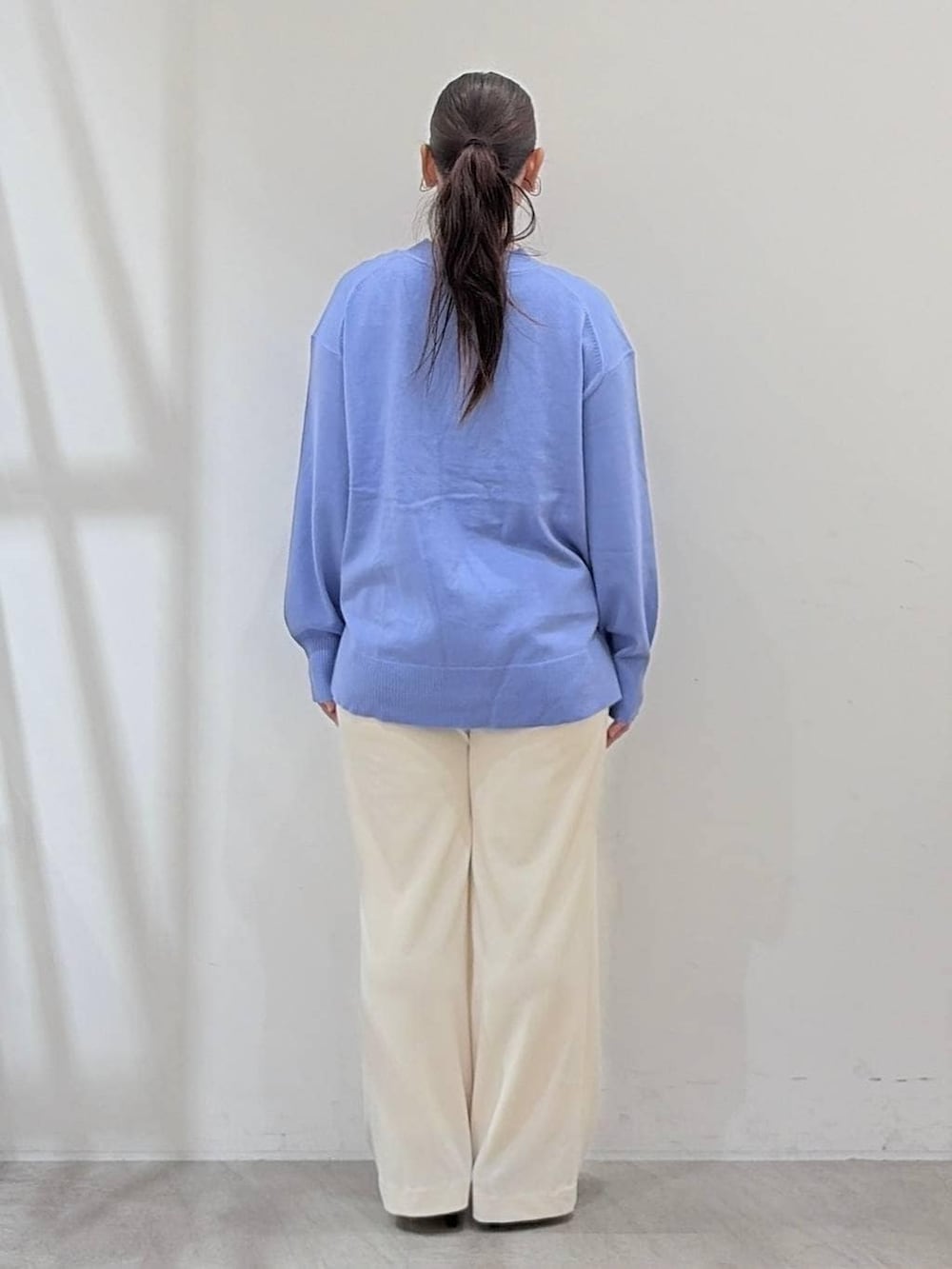 ホワイト系のその他パンツ、ブラック系のタンクトップ、ブラック系のハンドバッグを着用したレディースの春コーディネートの4枚目の写真