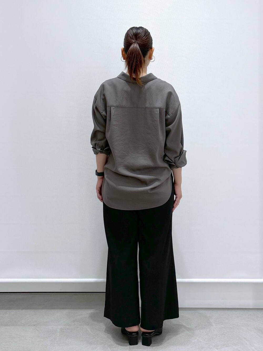 ブラック系のサンダル、グレー系のシャツ/ブラウス、ブラック系のその他パンツを着用したレディースの夏コーディネートの4枚目の写真