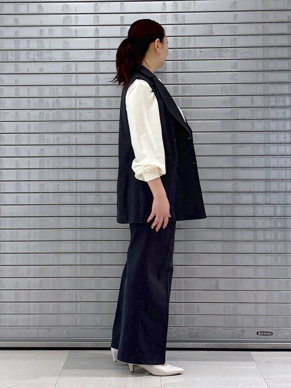 ホワイト系のハンドバッグ、グレー系のベスト、ホワイト系のシャツ/ブラウスを着用したレディースの春コーディネートの5枚目の写真