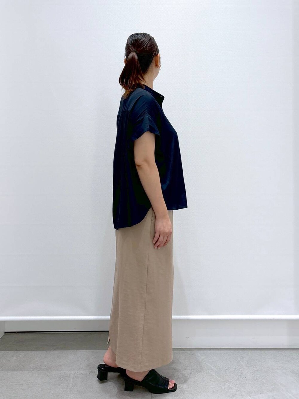 ブルー系のシャツ/ブラウス、ベージュ系のスカート、ブラック系のサンダルを着用したレディースの夏コーディネートの5枚目の写真