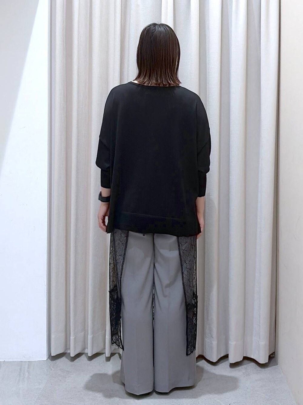 グレー系のその他パンツ、ブラック系のニット/セーター、ブラック系のワンピースを着用したレディースの夏コーディネートの4枚目の写真