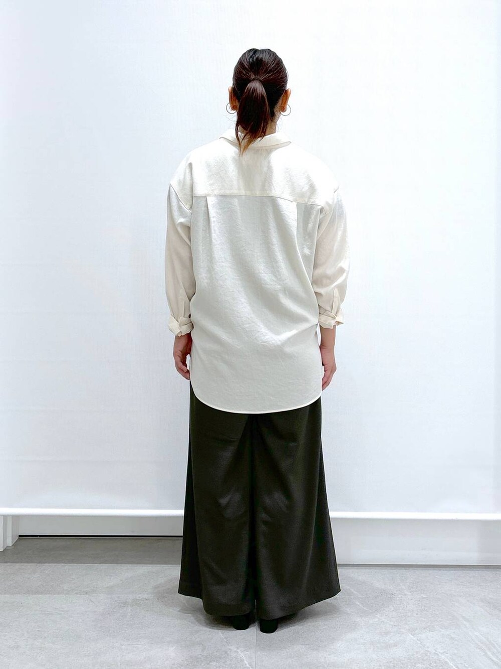 ホワイト系のシャツ/ブラウス、グリーン系のその他パンツ、グリーン系のその他パンツを着用したレディースの夏コーディネートの3枚目の写真