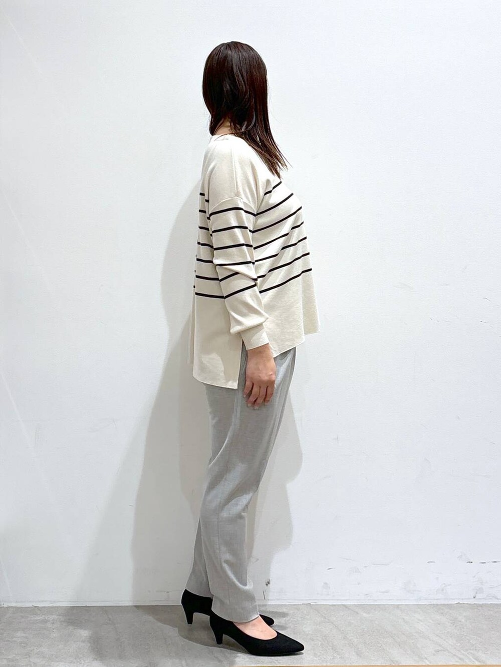 グレー系のその他パンツ、グレー系のその他パンツ、ブラック系のトートバッグを着用したレディースの冬コーディネートの5枚目の写真