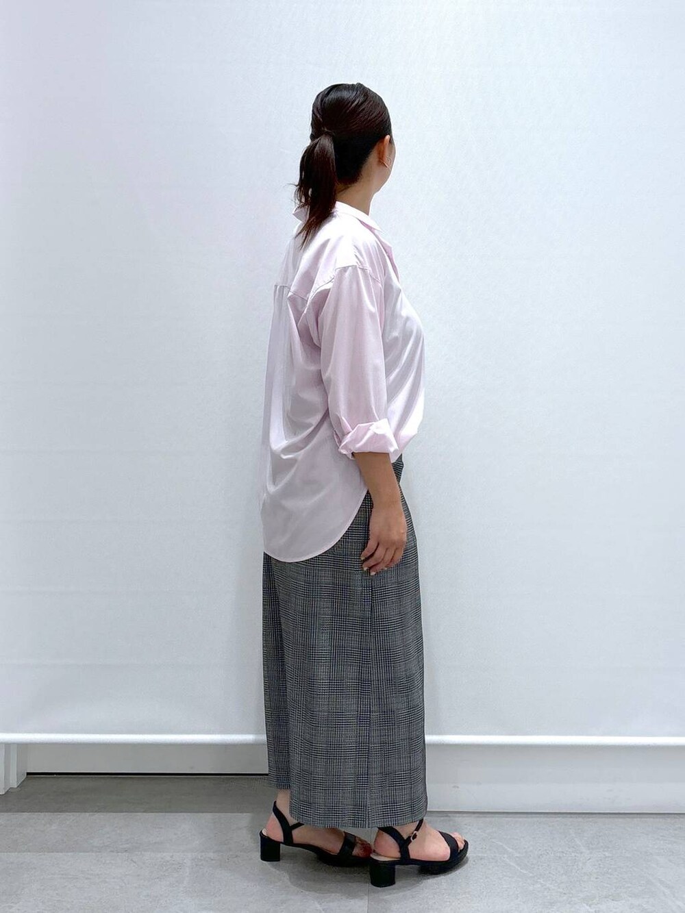 ブラック系のサンダル、ブラック系のスカート、ブラック系のスカートを着用したレディースの秋コーディネートの5枚目の写真