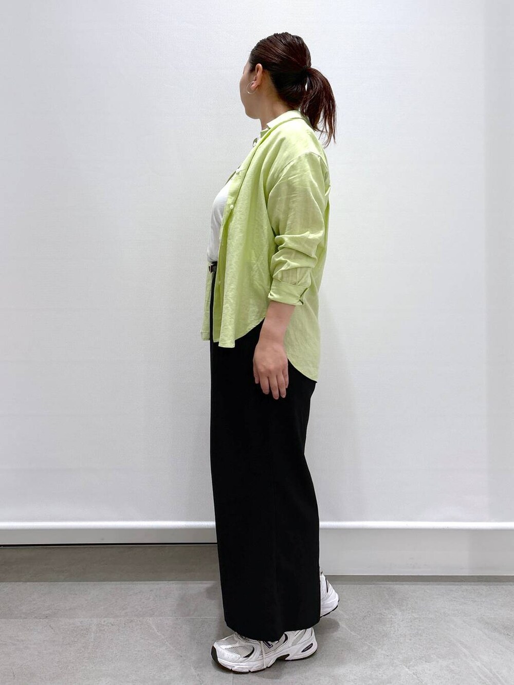 イエロー系のシャツ/ブラウス、ホワイト系のTシャツ/カットソー、ブラック系のその他パンツを着用したレディースの春コーディネートの2枚目の写真