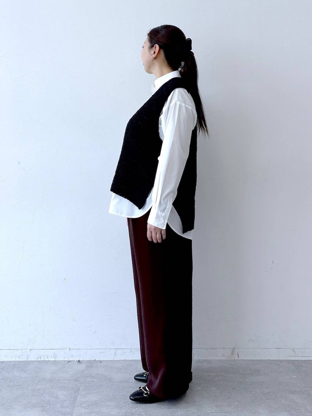 ホワイト系のシャツ/ブラウス、ブラック系のパンプス、ブラック系のトートバッグを着用したレディースの冬コーディネートの3枚目の写真