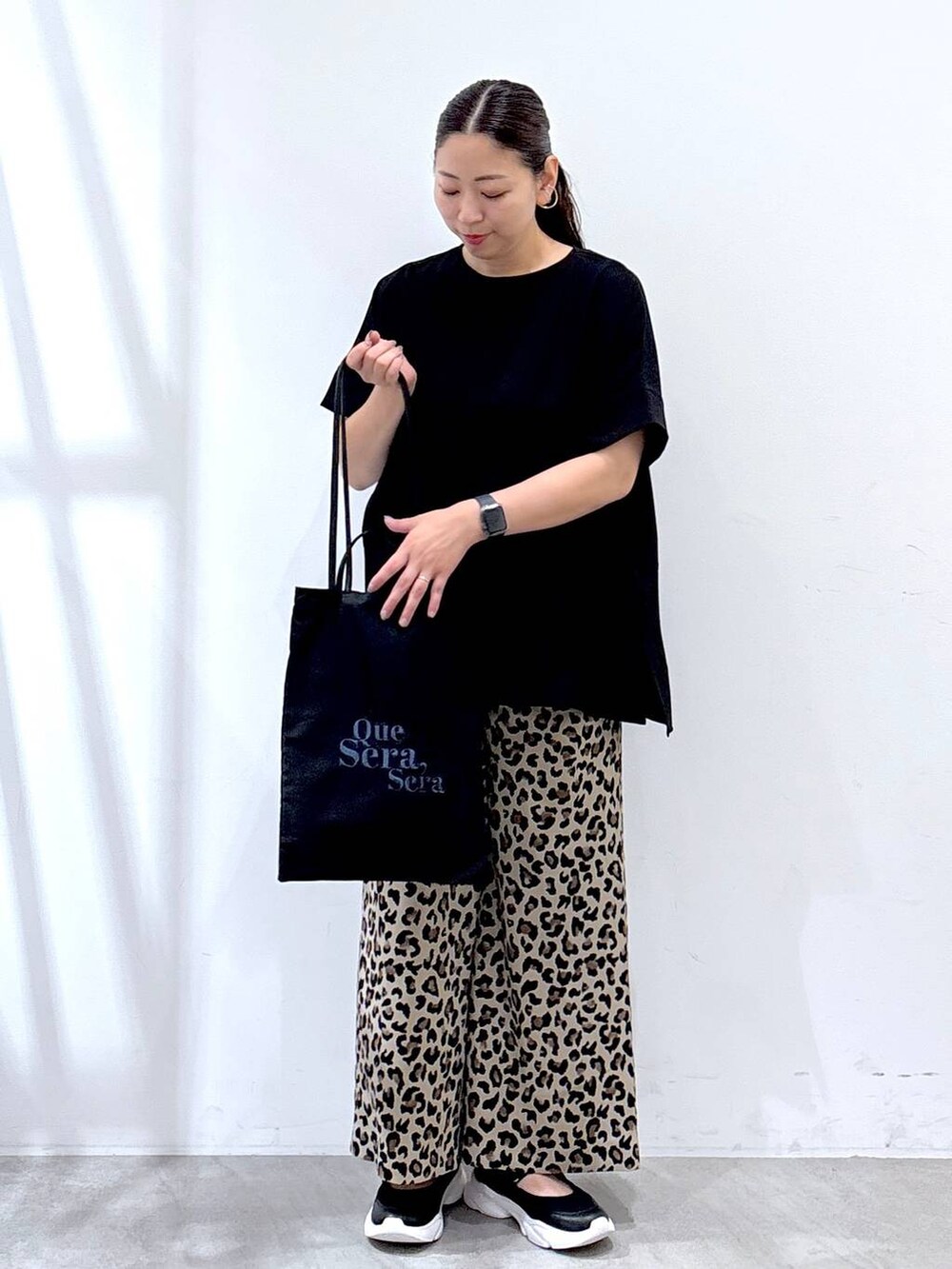 ブラック系のトートバッグ、その他のその他パンツ、ブラック系のシャツ/ブラウスを着用したレディースの夏コーディネートの2枚目の写真