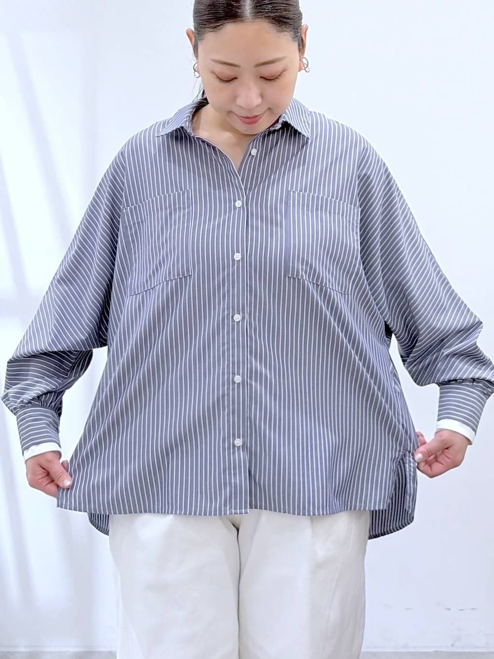 ホワイト系のデニムパンツ、イエロー系のハンドバッグ、ブルー系のシャツ/ブラウスを着用したレディースの春コーディネートの6枚目の写真