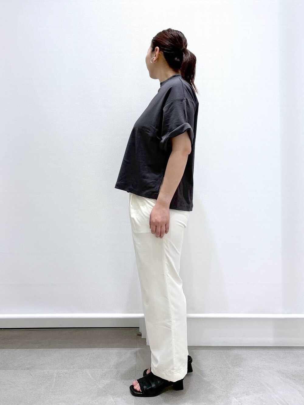 ブラック系のサンダル、グレー系のTシャツ/カットソー、ホワイト系のその他パンツを着用したレディースの春コーディネートの3枚目の写真