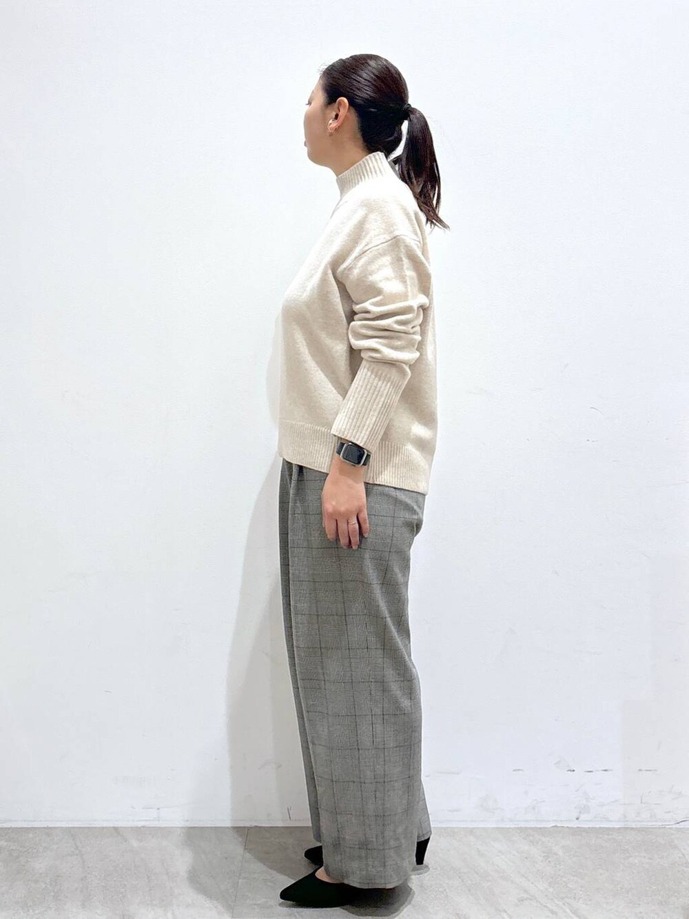 ブラック系のその他パンツ、ブラック系のその他パンツ、ベージュ系のニット/セーターを着用したレディースの冬コーディネートの3枚目の写真