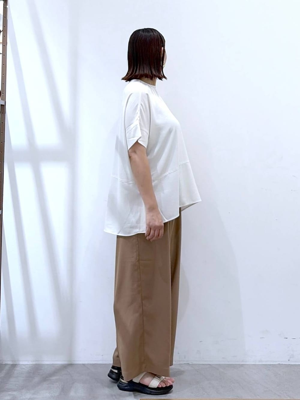 ホワイト系のサンダル、ホワイト系のトートバッグ、イエロー系のその他パンツを着用したレディースの夏コーディネートの5枚目の写真