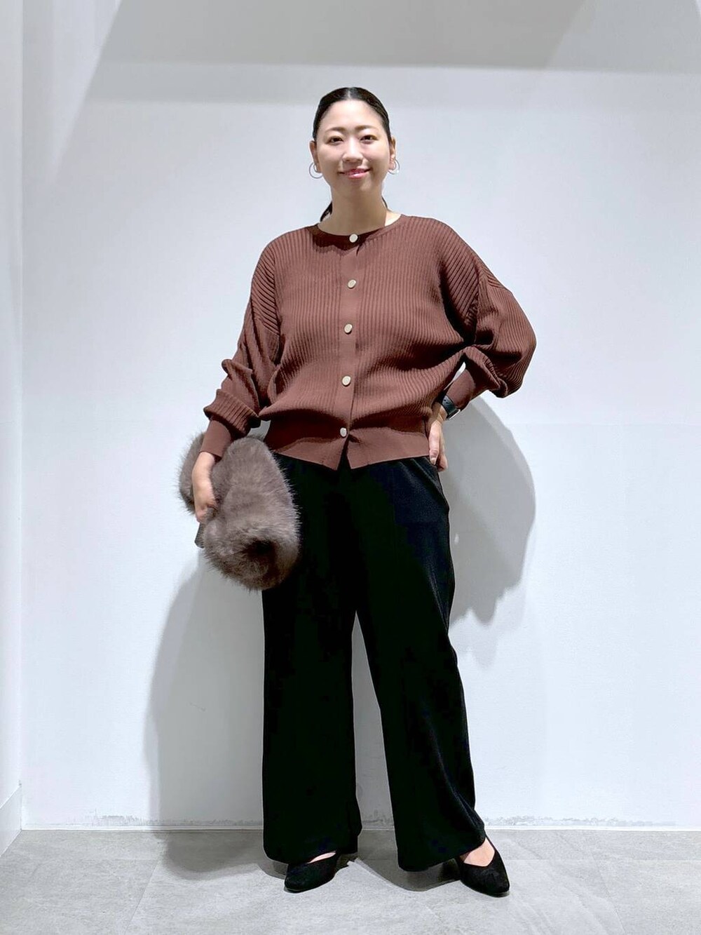 ブラック系のパンプス、ブラック系のその他パンツ、ブラック系のその他パンツを着用したレディースの秋コーディネートの2枚目の写真