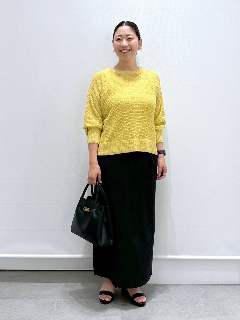 ブラック系のサンダル、ブラック系のスカート、ブラック系のスカートを着用したレディースの夏コーディネートの2枚目の写真