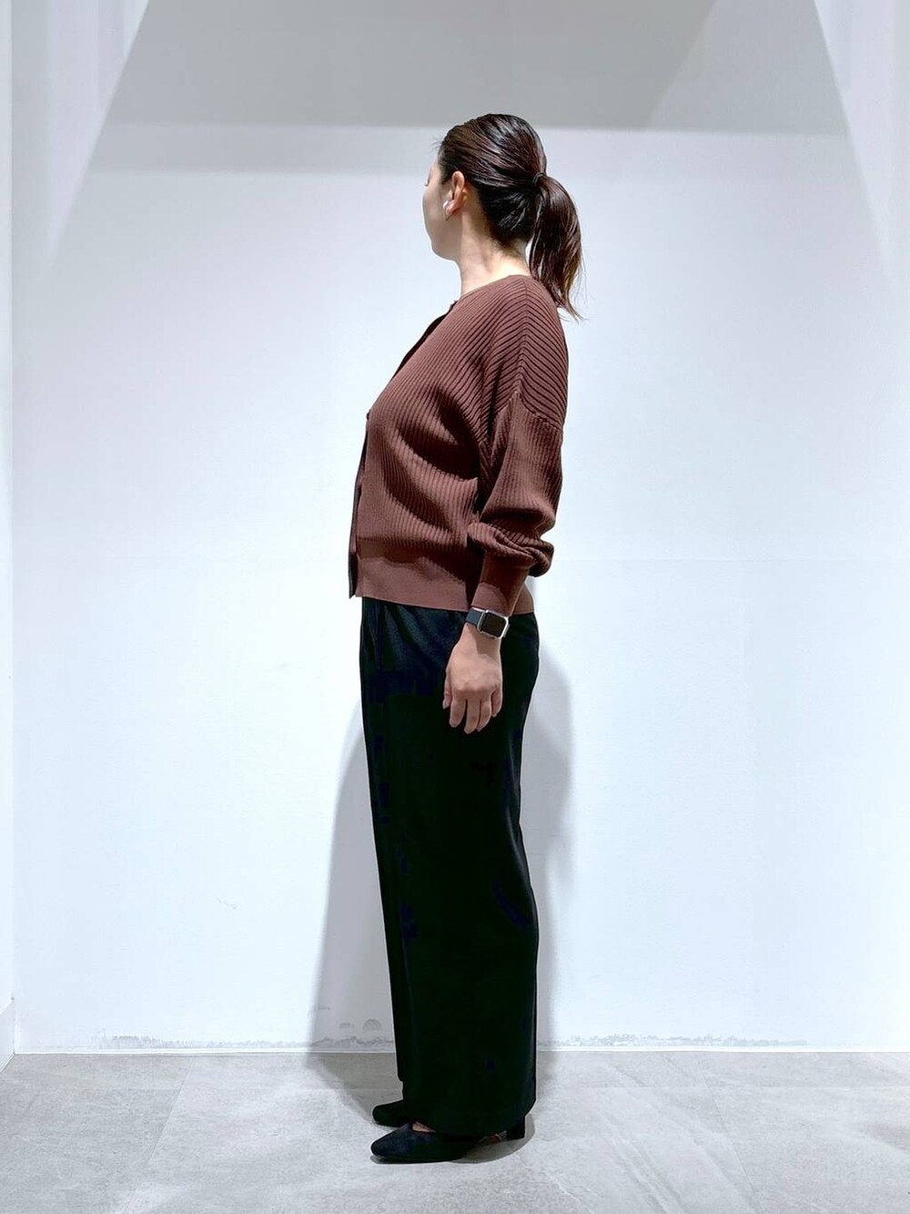 ブラック系のパンプス、ブラック系のその他パンツ、ブラック系のその他パンツを着用したレディースの秋コーディネートの3枚目の写真