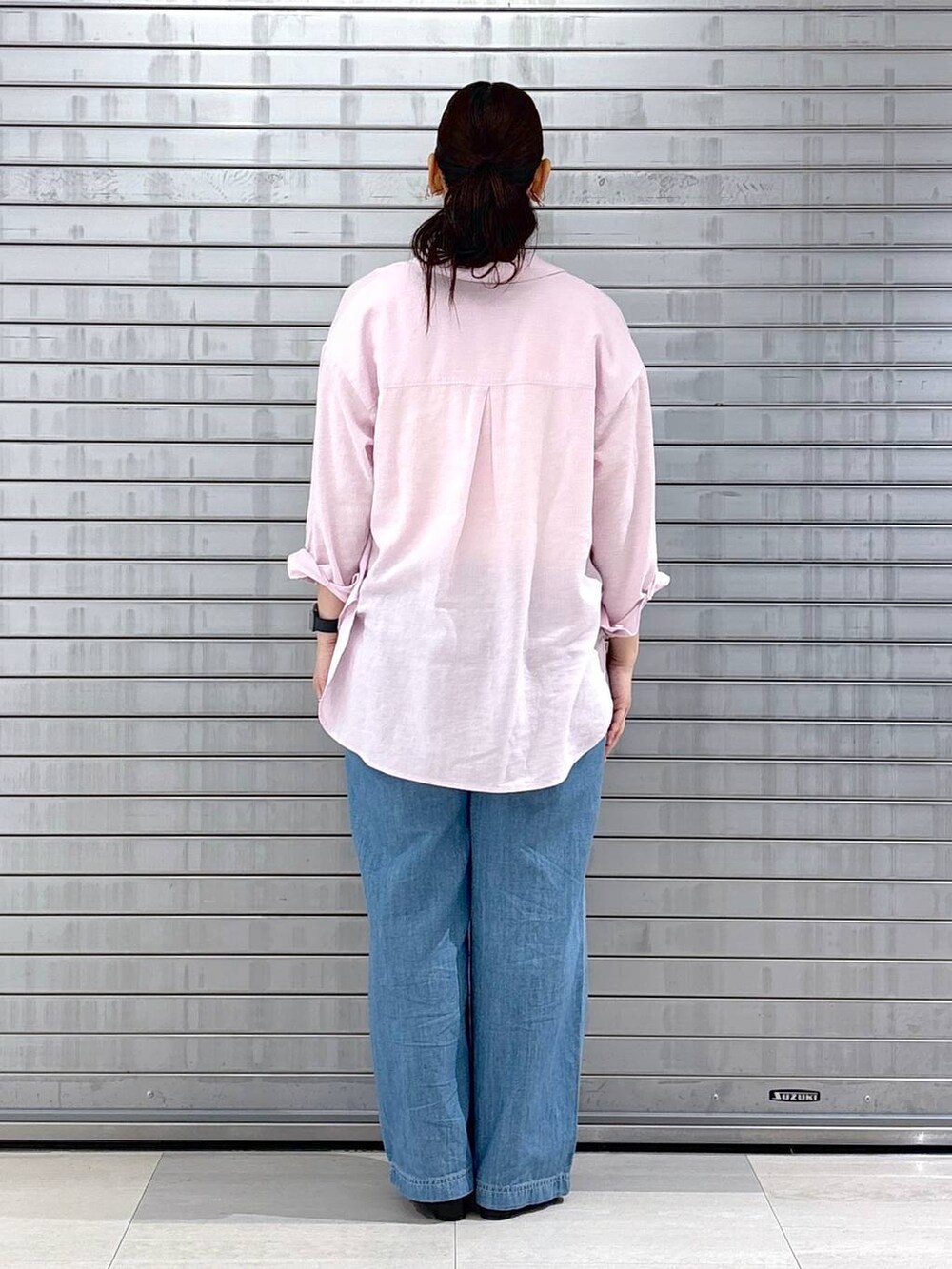 ブラック系のハンドバッグ、ピンク系のシャツ/ブラウス、ホワイト系のTシャツ/カットソーを着用したレディースの春コーディネートの4枚目の写真