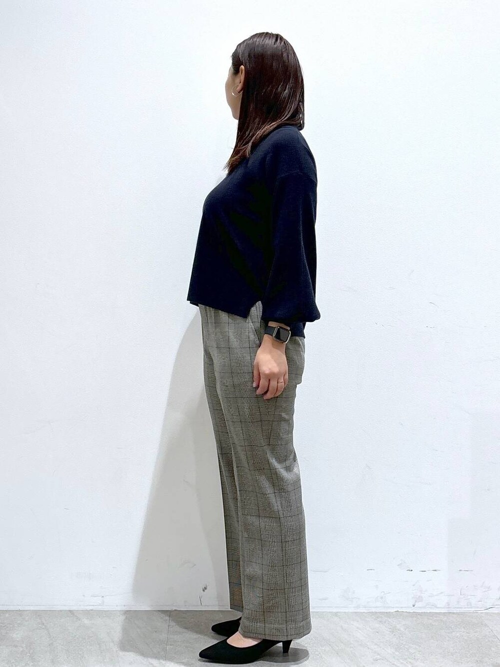 ブラック系のトートバッグ、ベージュ系のその他アウター、ブルー系のニット/セーターを着用したレディースの冬コーディネートの4枚目の写真