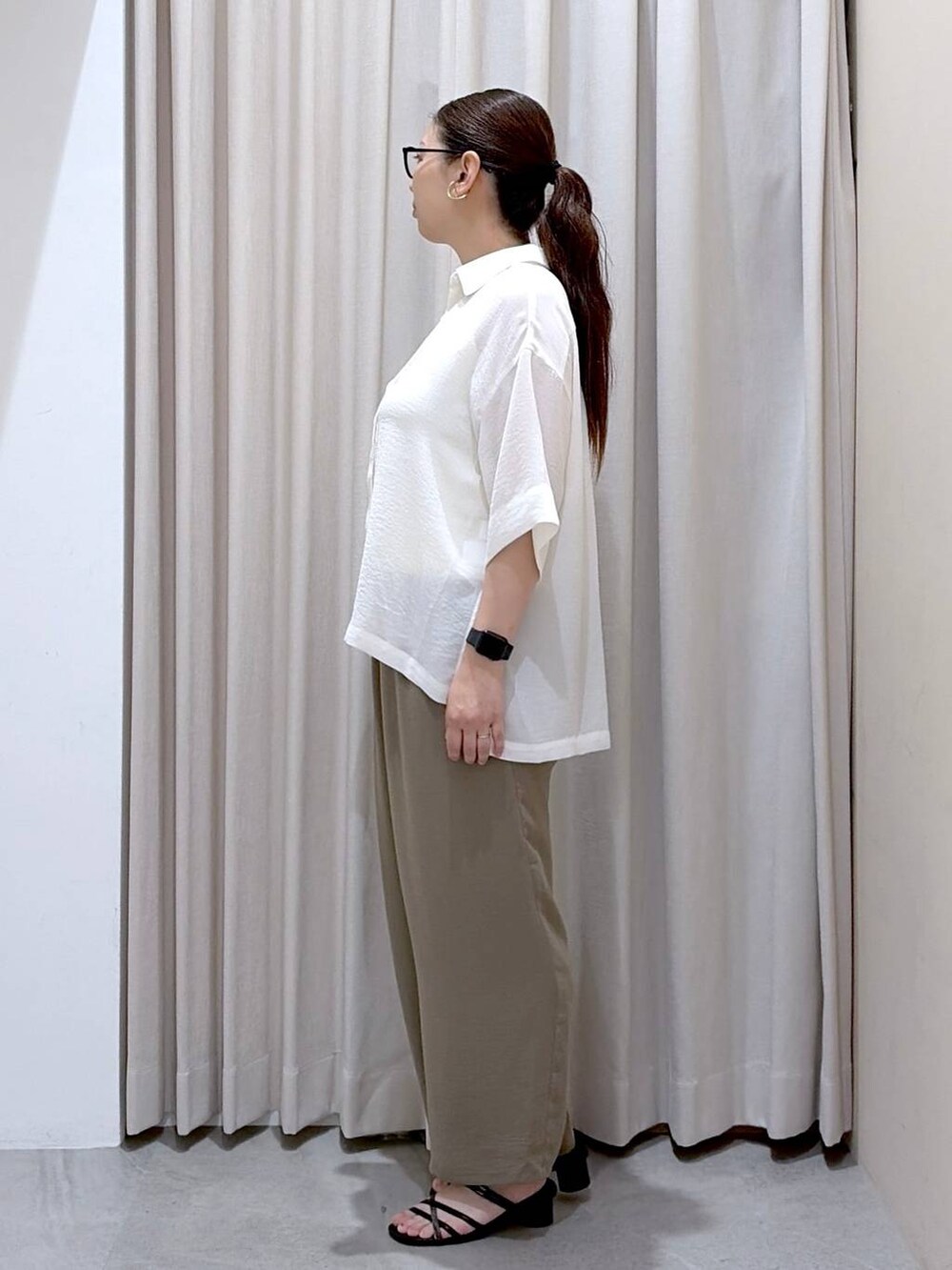 グリーン系のその他パンツ、ブラック系のサンダル、ブラック系のかごバッグを着用したレディースの夏コーディネートの3枚目の写真