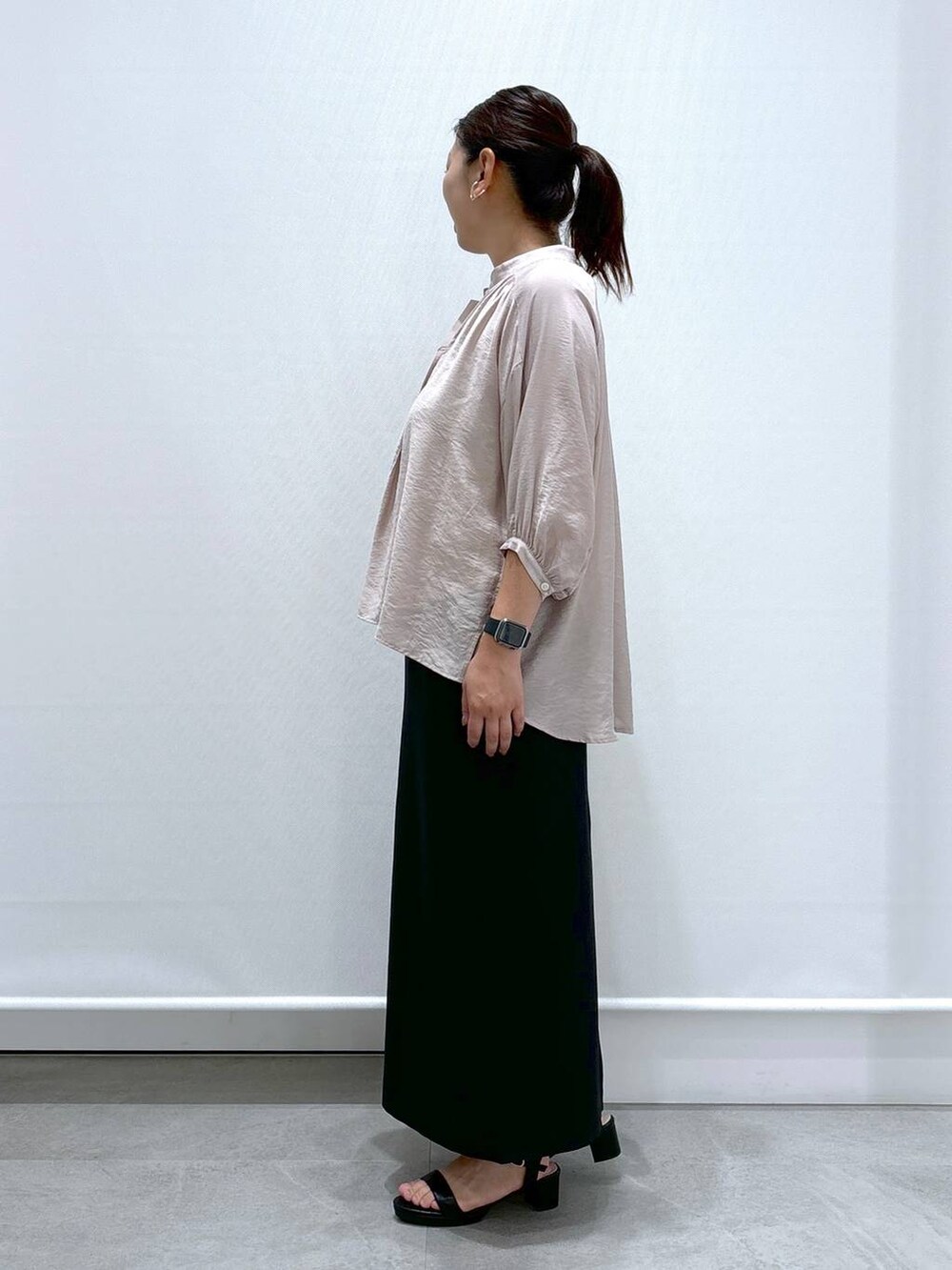 ベージュ系のシャツ/ブラウス、ブラック系のサンダル、ブラック系のスカートを着用したレディースの秋コーディネートの3枚目の写真