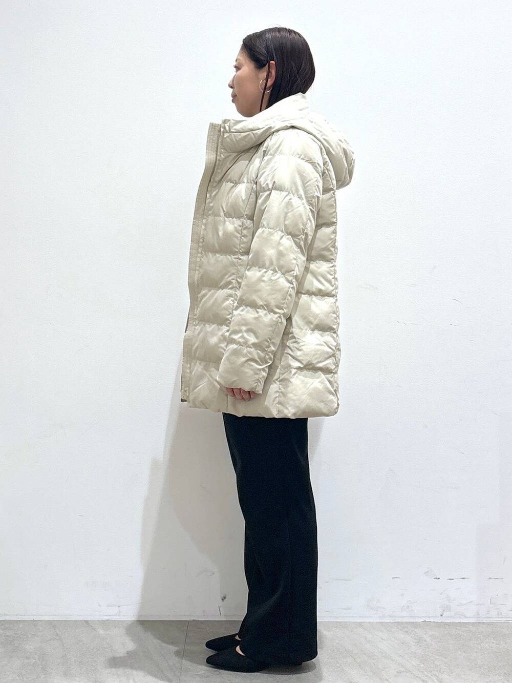 ブルー系のシャツ/ブラウス、ブラック系のその他パンツ、ブラック系のその他パンツを着用したレディースの冬コーディネートの3枚目の写真