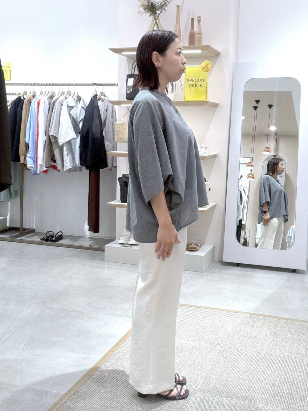 ホワイト系のその他パンツ、ブラック系のショルダーバッグ、グレー系のシャツ/ブラウスを着用したレディースの秋コーディネートの3枚目の写真