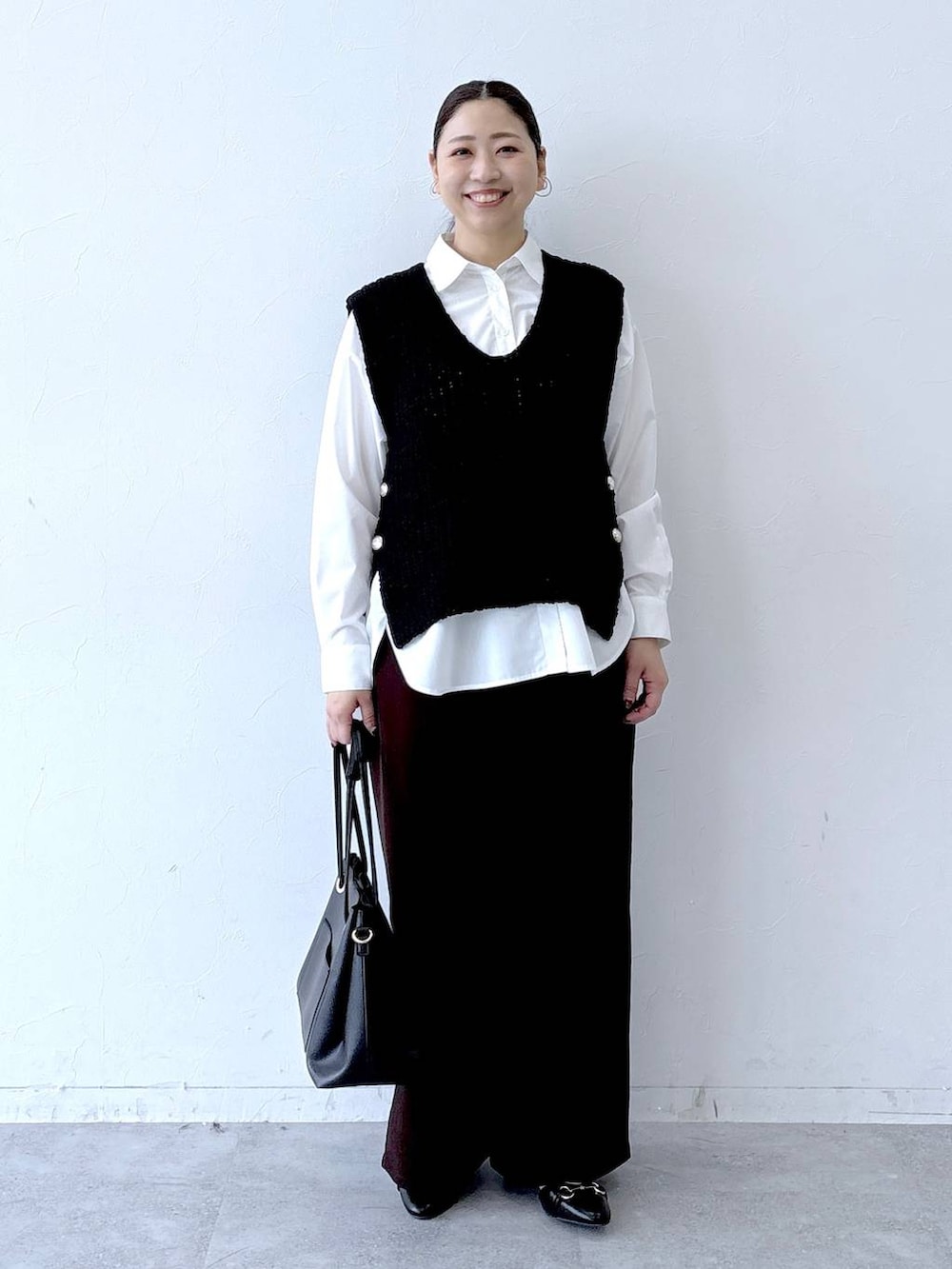 ホワイト系のシャツ/ブラウス、ブラック系のパンプス、ブラック系のトートバッグを着用したレディースの冬コーディネートの2枚目の写真