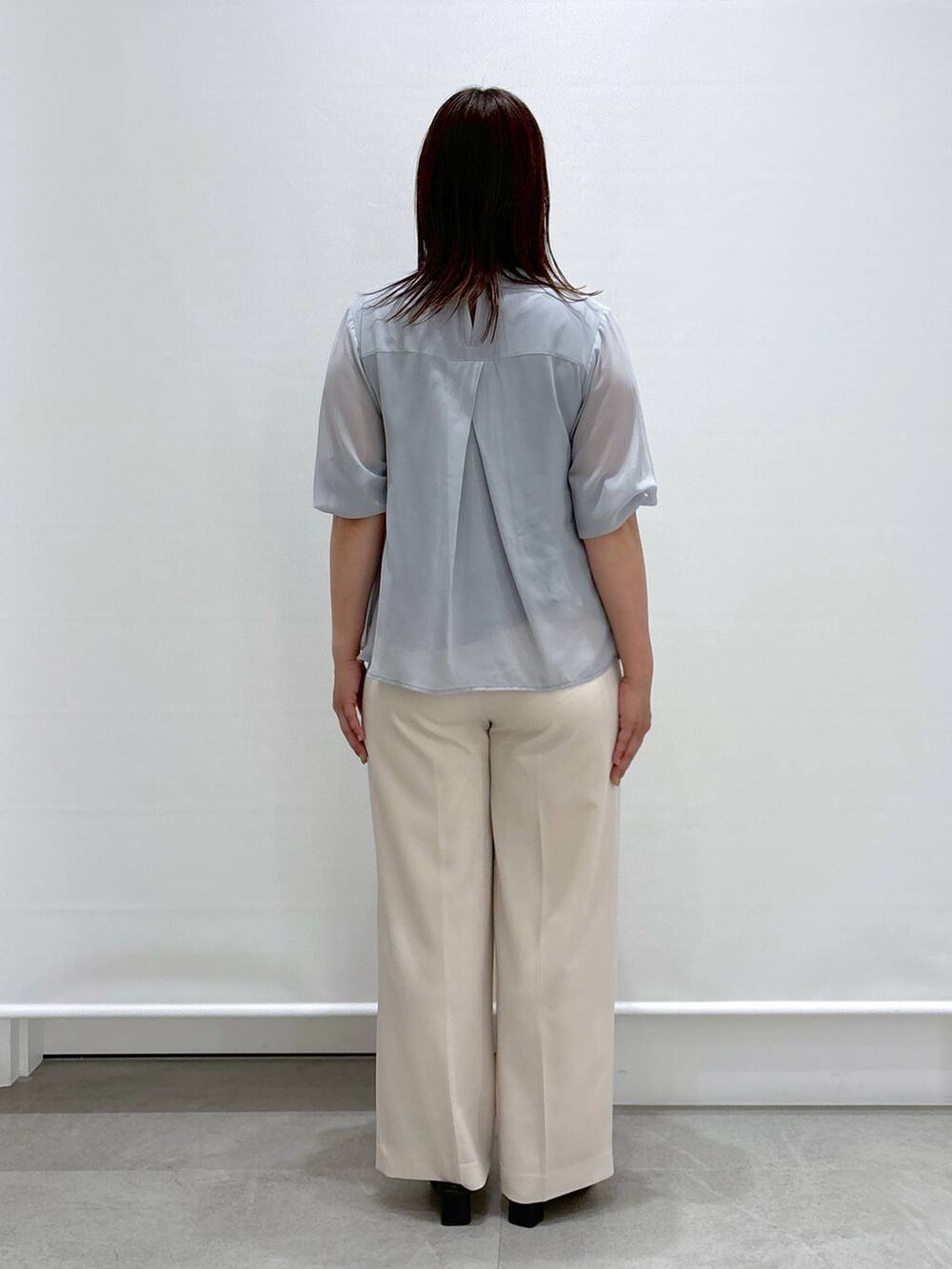 ホワイト系のその他パンツ、ブラック系のサンダル、ブルー系のシャツ/ブラウスを着用したレディースの春コーディネートの4枚目の写真