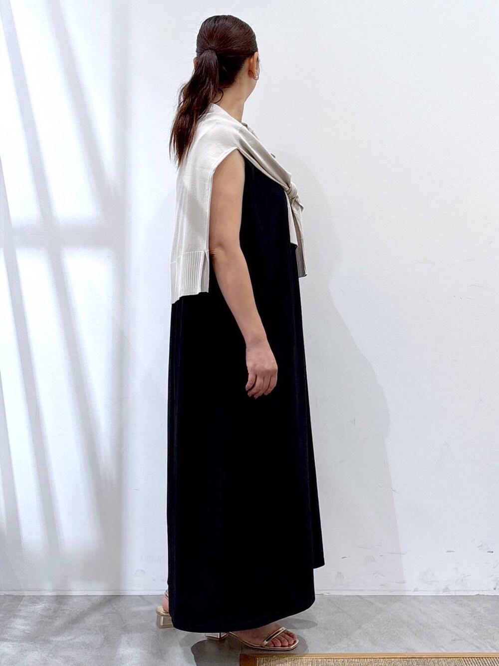 ゴールド系のサンダル、ベージュ系のカーディガン/ボレロを着用したレディースの夏コーディネートの5枚目の写真