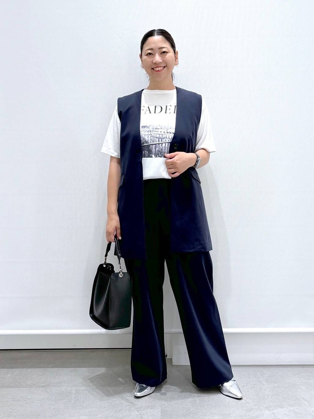 ホワイト系のTシャツ/カットソー、ブルー系のその他パンツ、ブルー系のベストを着用したレディースの夏コーディネートの2枚目の写真