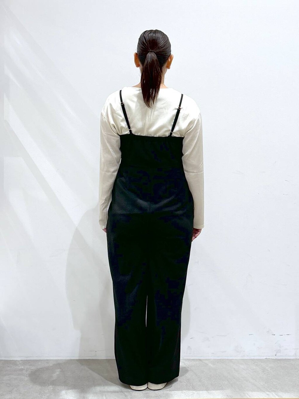 ホワイト系のシャツ/ブラウス、ブラック系のサロペット/オーバーオールを着用したレディースの秋コーディネートの4枚目の写真