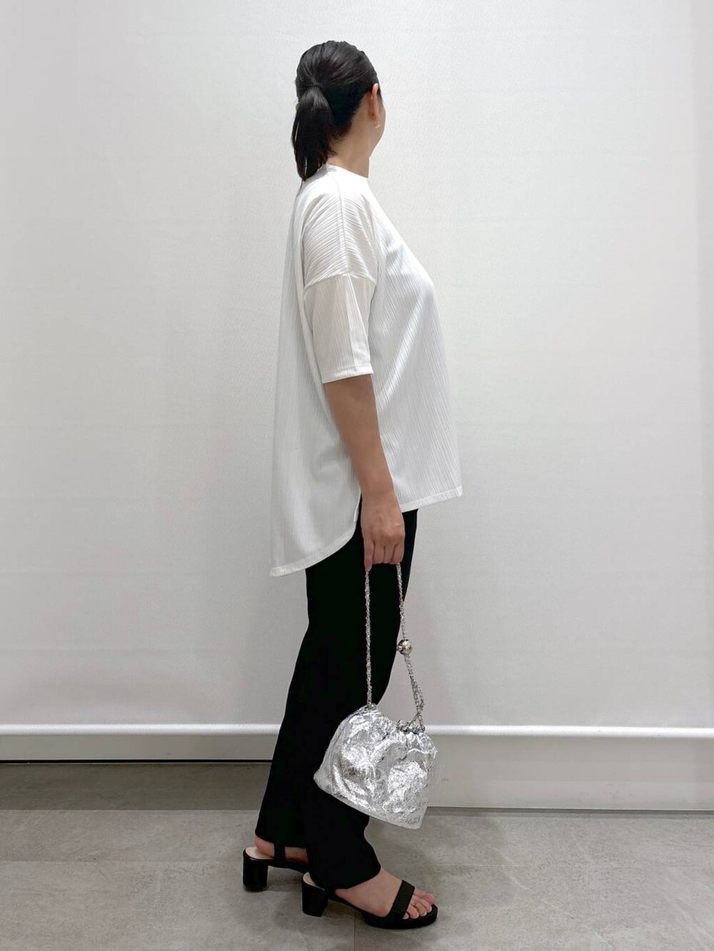 ブラック系のその他パンツ、ホワイト系のTシャツ/カットソー、ブラック系のサンダルを着用したレディースの夏コーディネートの5枚目の写真