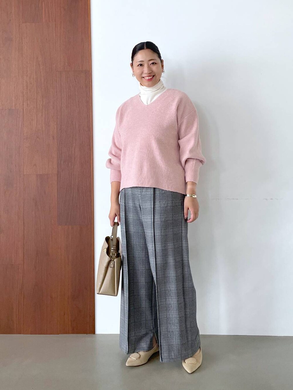 ホワイト系のTシャツ/カットソー、ブラック系のその他パンツ、ブラック系のその他パンツを着用したレディースの秋コーディネートの2枚目の写真