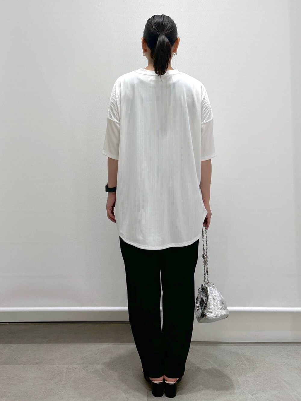 ブラック系のその他パンツ、ホワイト系のTシャツ/カットソー、ブラック系のサンダルを着用したレディースの夏コーディネートの4枚目の写真