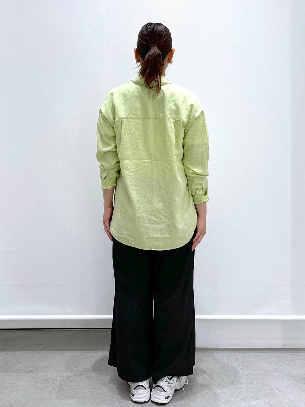 イエロー系のシャツ/ブラウス、ホワイト系のTシャツ/カットソー、ブラック系のその他パンツを着用したレディースの春コーディネートの3枚目の写真