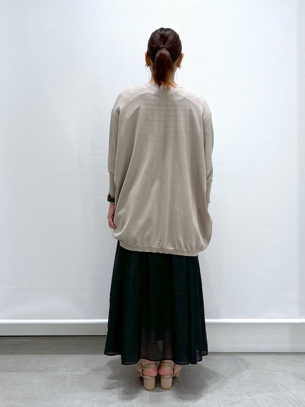 「フェミニン、着痩せ・細見え、体型カバー、ベーシック/シンプル、ママコーデ、楽ちんコーデ、夏コーデ、骨格ナチュラル、きれいめ、カジュアル、Elura、着痩せ、カーディガン、Tシャツ、接触冷感」｜「Eluraのサマ見えフレンチTシャツ/109205（Tシャツ/カットソー、ブラック系）」を使った、はつなさん（レディース・158cm）の夏コーディネートの4枚目の写真