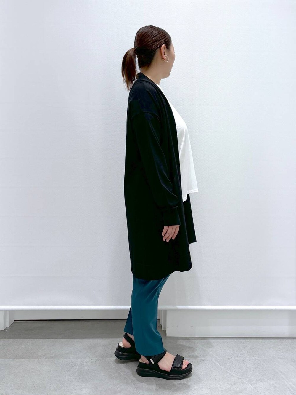 グリーン系のその他パンツ、ブラック系のハンドバッグ、ブラック系のサンダルを着用したレディースの春コーディネートの5枚目の写真