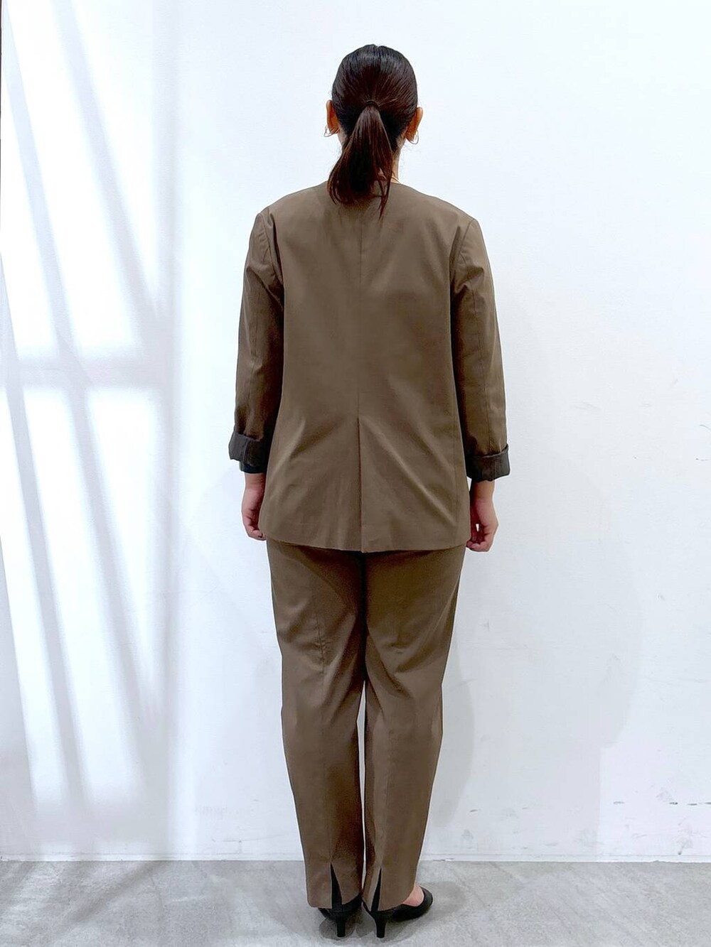 グリーン系のその他パンツ、ブラック系のタンクトップ、グリーン系のノーカラージャケットを着用したレディースの秋コーディネートの4枚目の写真