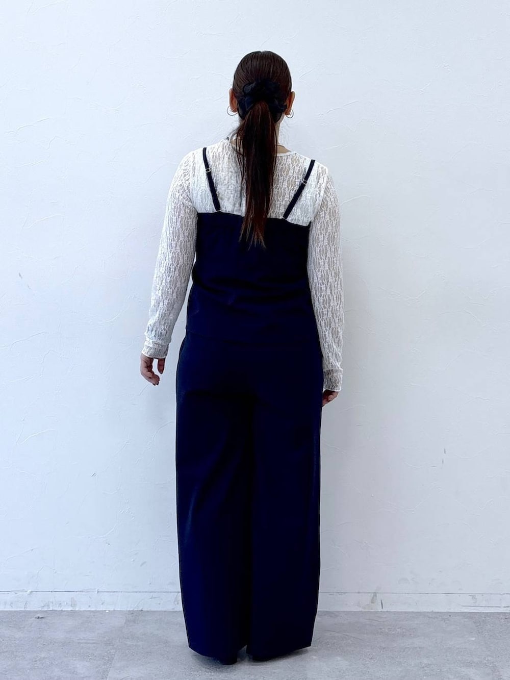 ブラック系のパンプス、ブラック系のトートバッグ、ブルー系のその他パンツを着用したレディースの冬コーディネートの4枚目の写真