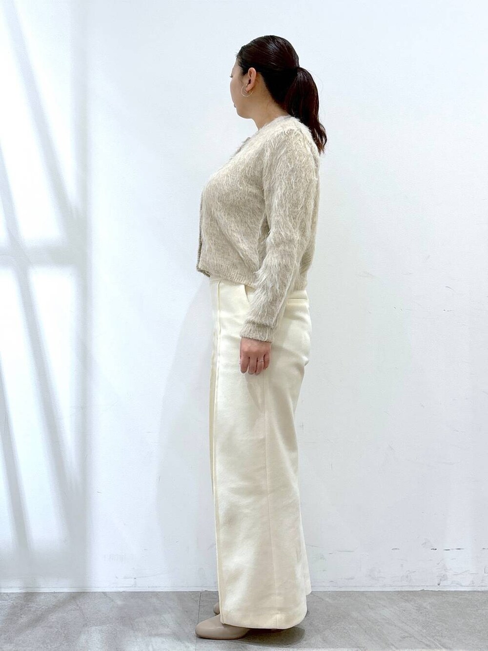 ベージュ系のブーツ、ホワイト系のその他パンツ、ホワイト系のその他パンツを着用したレディースの冬コーディネートの3枚目の写真