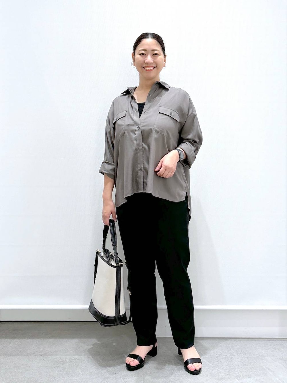 ブラック系のその他パンツ、ブラック系のサンダル、グレー系のシャツ/ブラウスを着用したレディースの夏コーディネートの2枚目の写真