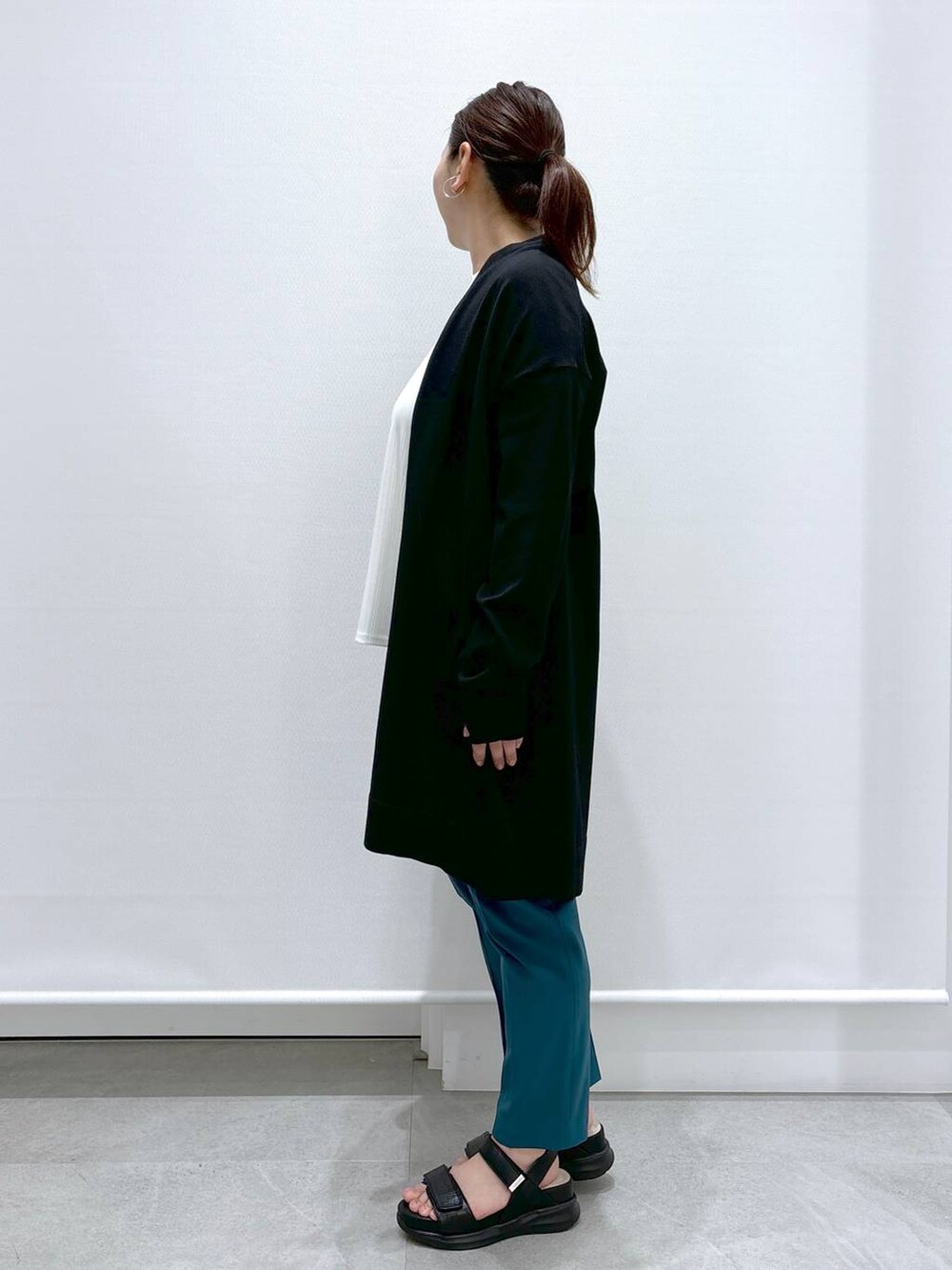 グリーン系のその他パンツ、ブラック系のハンドバッグ、ブラック系のサンダルを着用したレディースの春コーディネートの3枚目の写真