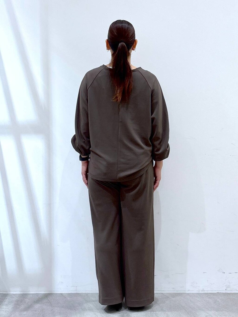 ブラック系のパンプス、ブラウン系のその他パンツ、ブラウン系のTシャツ/カットソーを着用したレディースの秋コーディネートの4枚目の写真